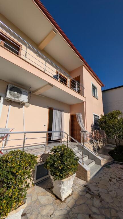 Jepet me qira apartament 1+1