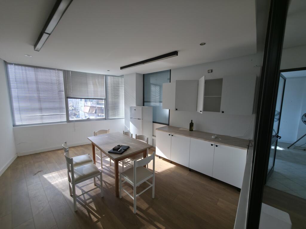 Zyrë me Qira – 370 m² te Usluga