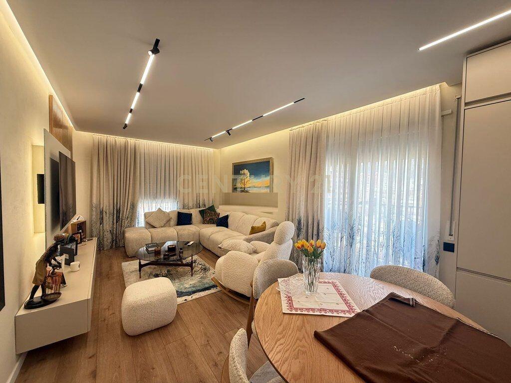 Shitet Apartament 2+1 ne Xhamllik