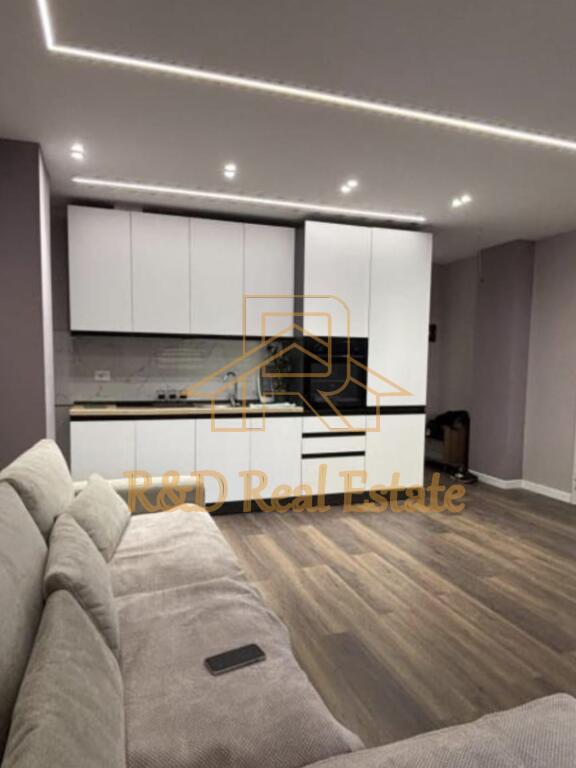 🏡 APARTAMENT ME QERA – Stacioni i Trenit