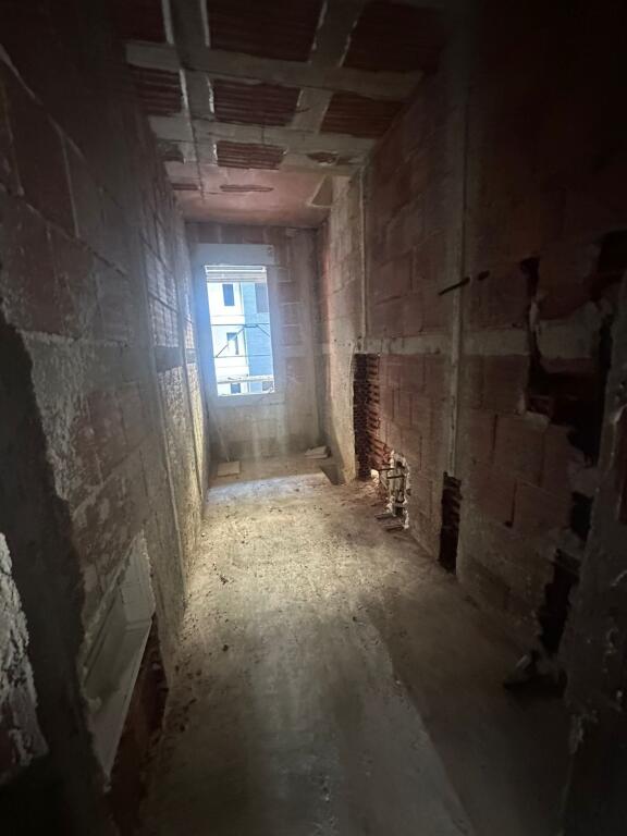 Shitet apartament 2+1