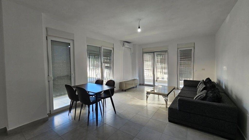 Jepet Me Qera Apartament 2+1+2 tek 5 Maji 500 € /Muaj