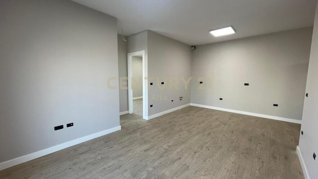 Jepet me qira apartament 2+1+2 ballkone tek Shkolla e Kuqe! 650 € /Muaj