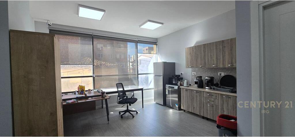 Ambient Biznesi me Qira – Rr. Hoxha Tahsim, Tiranë