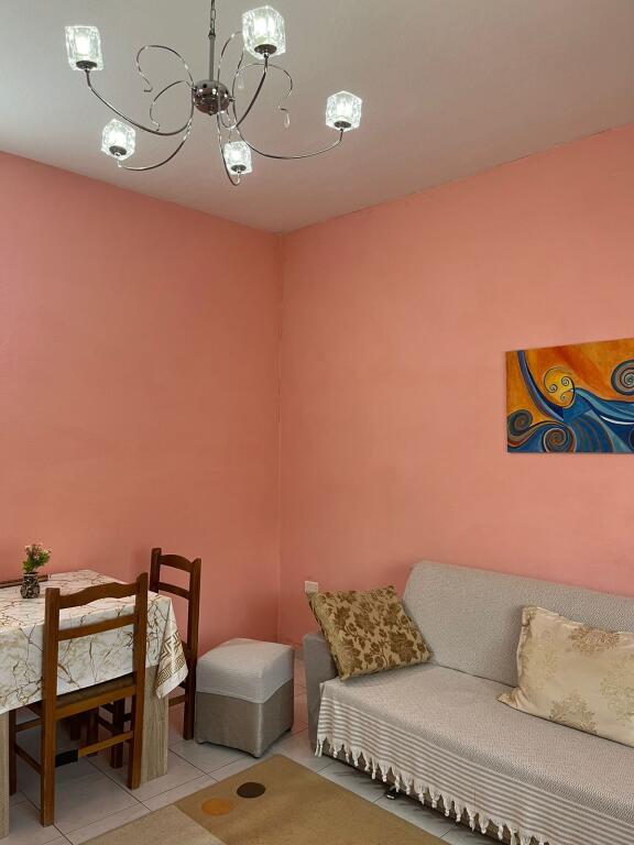 Jepet me qira apartament 2+1 me kuzhine ne vete, Zona Ali Demi