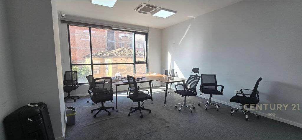 Ambient Biznesi me Qira – Rr. Hoxha Tahsim, Tiranë