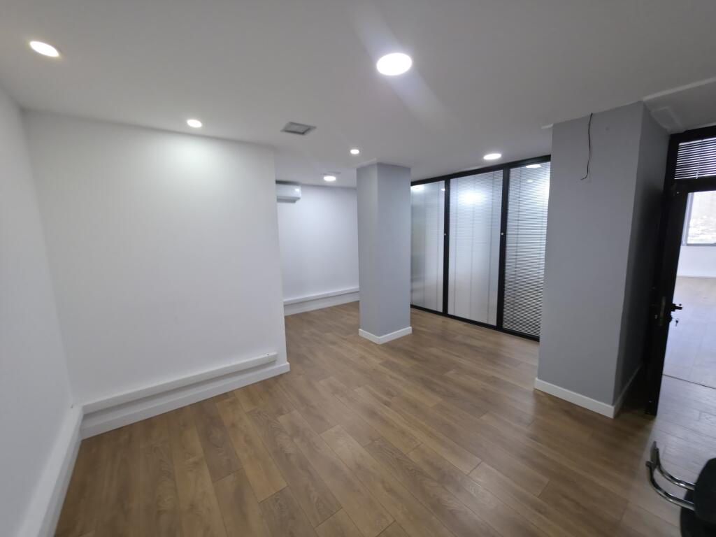 Zyrë me Qira – 370 m² te Usluga