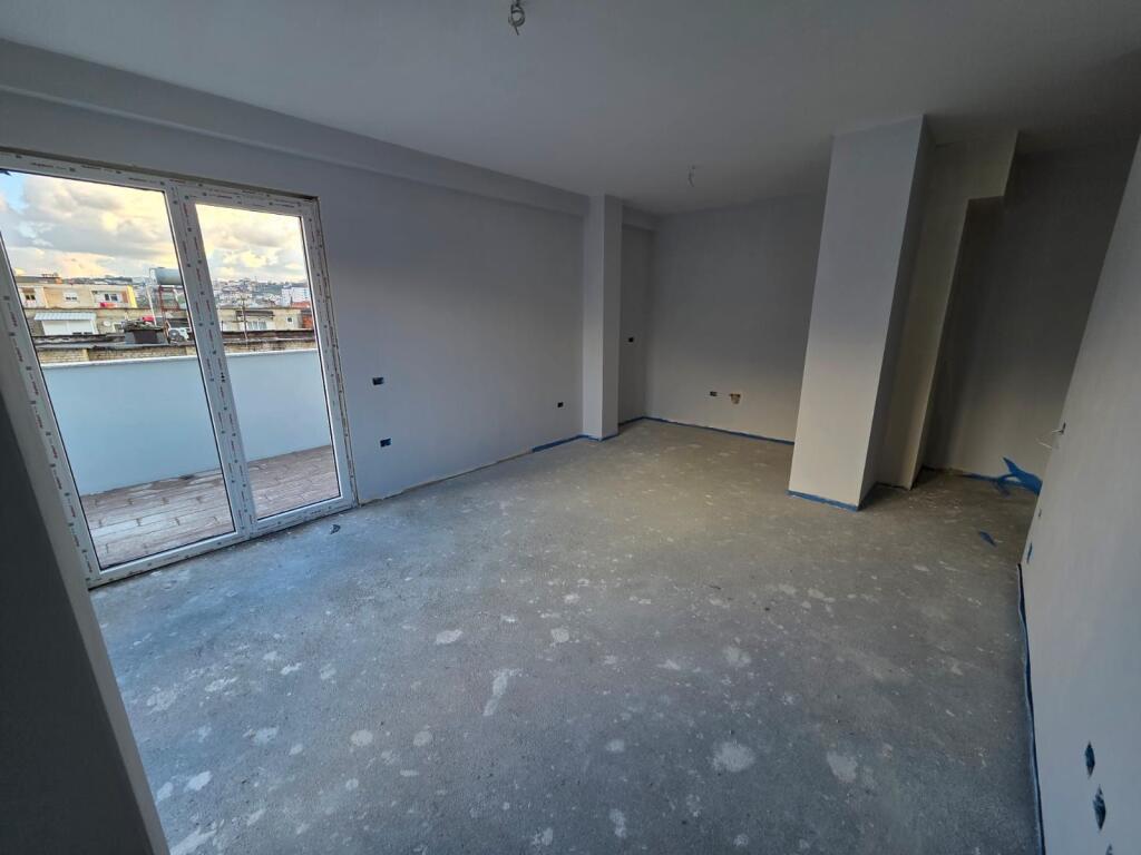 Ali Dem Tregu Ri Elektrik Shitet Apartament 2+1+2 + Verandë