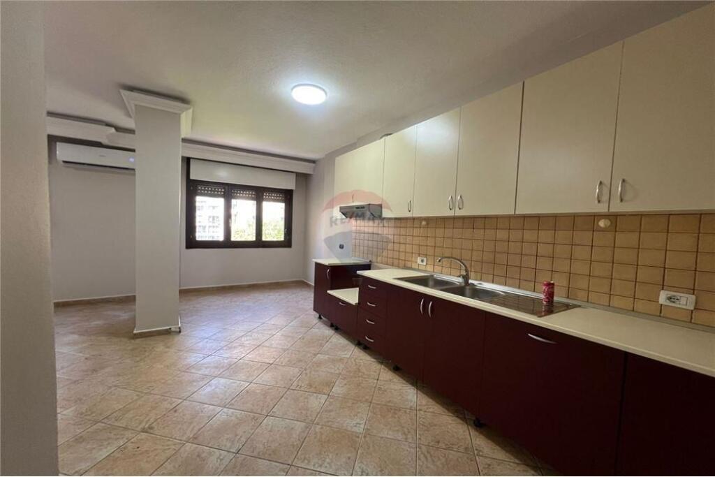 Apartament me qera te Lulishtja Komuna e Parisit