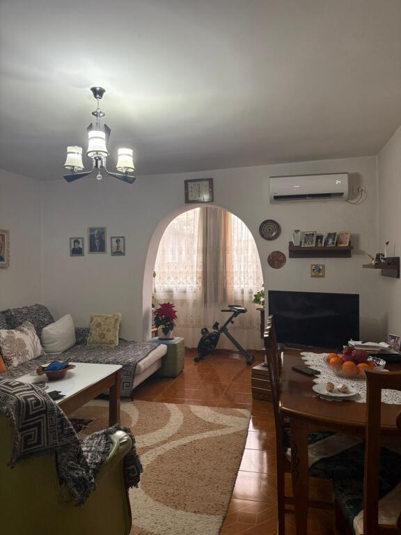 Shitet apartament 2+1 me kuzhinë më vete dhe depo