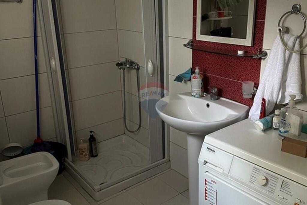 Apartament 1+1+post parkimi per qira tek Siri Kodra
