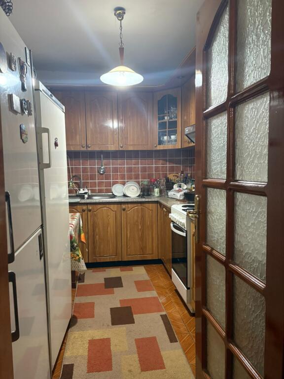 Shitet apartament 2+1 me kuzhinë më vete dhe depo