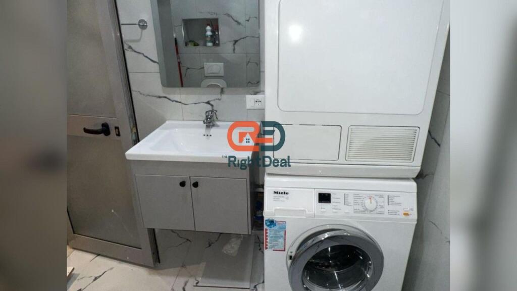 Tek Rruga E Barrikadave ,Jepet Me Qira Garsionere E Bollshme!!