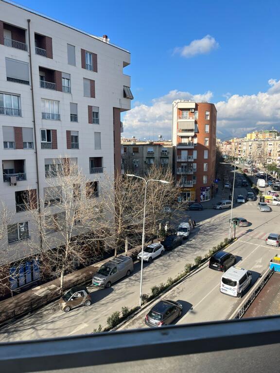 Jepet me qira apartament 2+1 me kuzhine ne vete, Zona Ali Demi