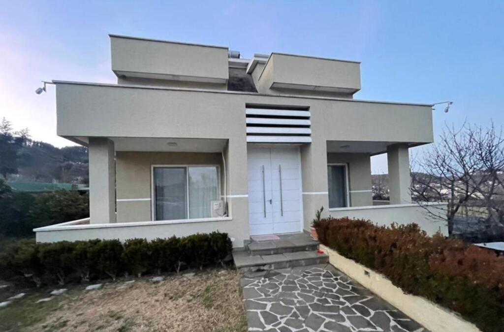 🌟 Jepet me Qira – Vilë e Mobiluar me Oborr në Prush, Tirane