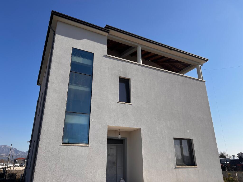 VENDESI FUNZIONALE E TERRENO IN VENDITA, RINAS.