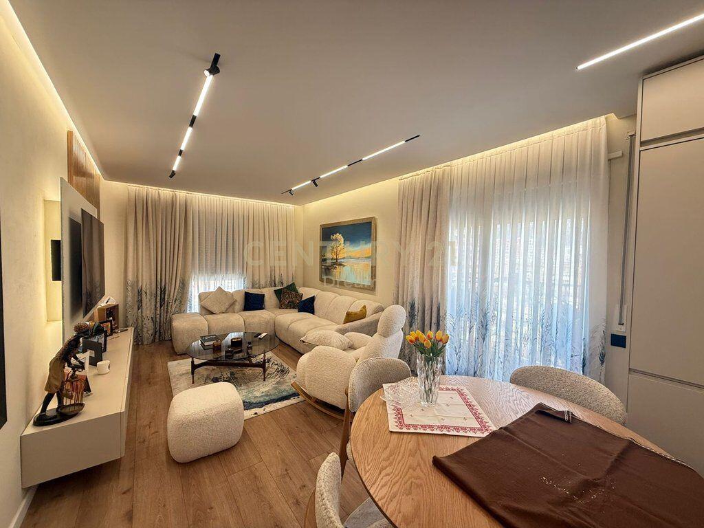 Apartament 2+1 per shitje ne Xhamllik