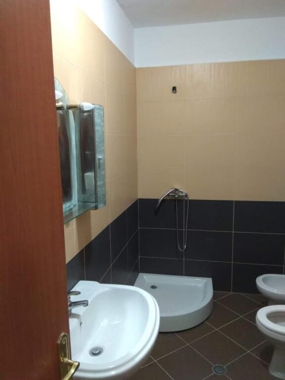 🏠 Apartament 1+1 me qira 📍 Durrës, Plazh — pranë Rrotës së Kuqe