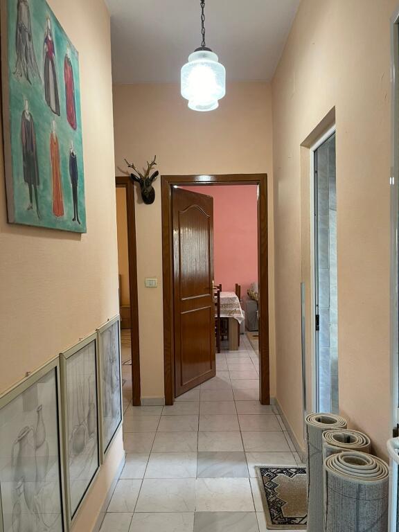 Jepet me qira apartament 2+1 me kuzhine ne vete, Zona Ali Demi