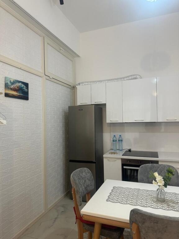 FRESK , apartament 1plus 1 me qera. 370 Euro