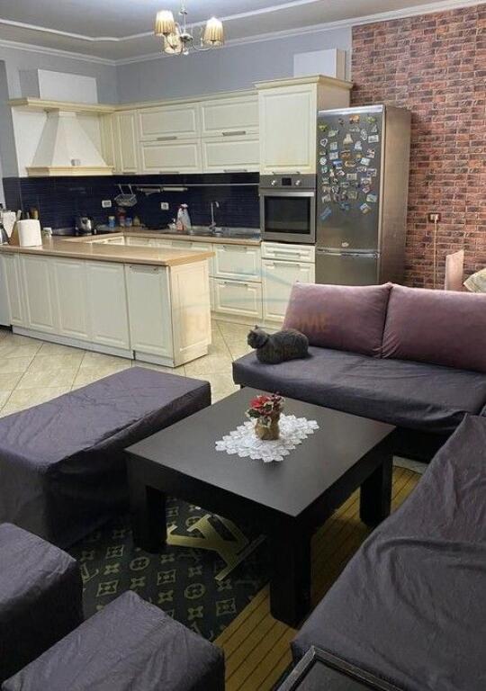 Shitet , Apartament 2+1 , Fresku , Tiranë.