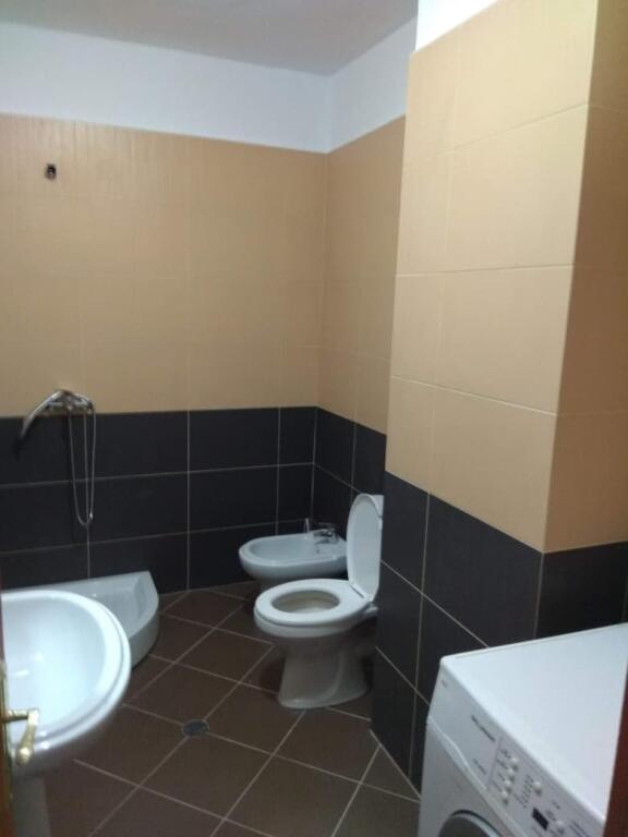 🏠 Apartament 1+1 me qira 📍 Durrës, Plazh — pranë Rrotës së Kuqe