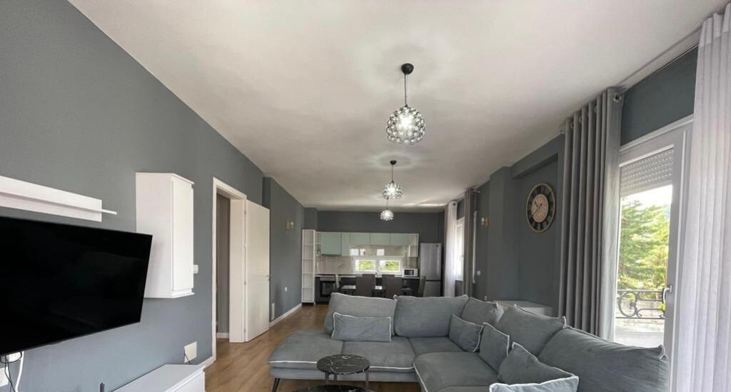 APARTAMENT PËR QIRA 2+1+2+POST PARKIMI TE KOPSHTI BOTANIK!