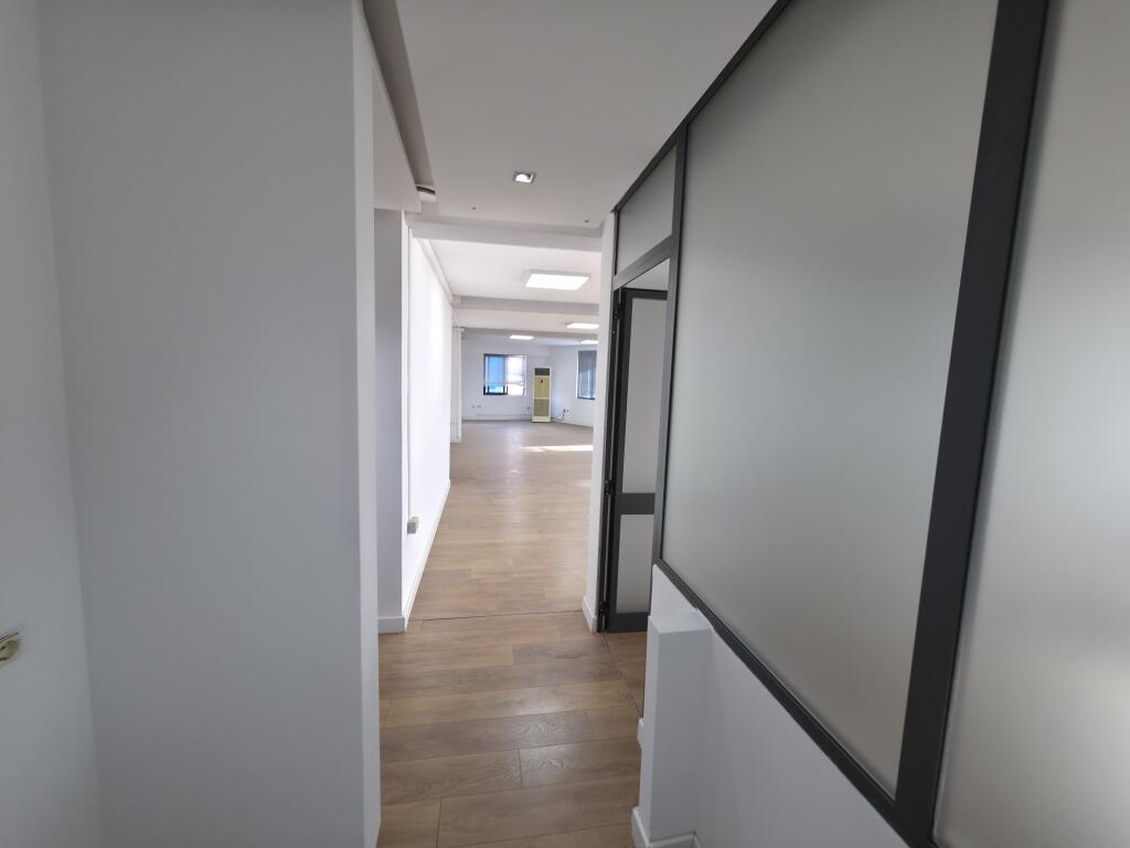 Zyrë me Qira – 370 m² te Usluga