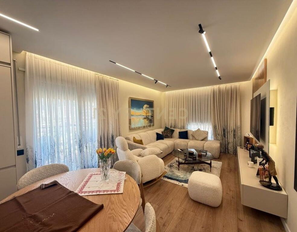 Shitet Apartament 2+1 ne Xhamllik 260,000 €