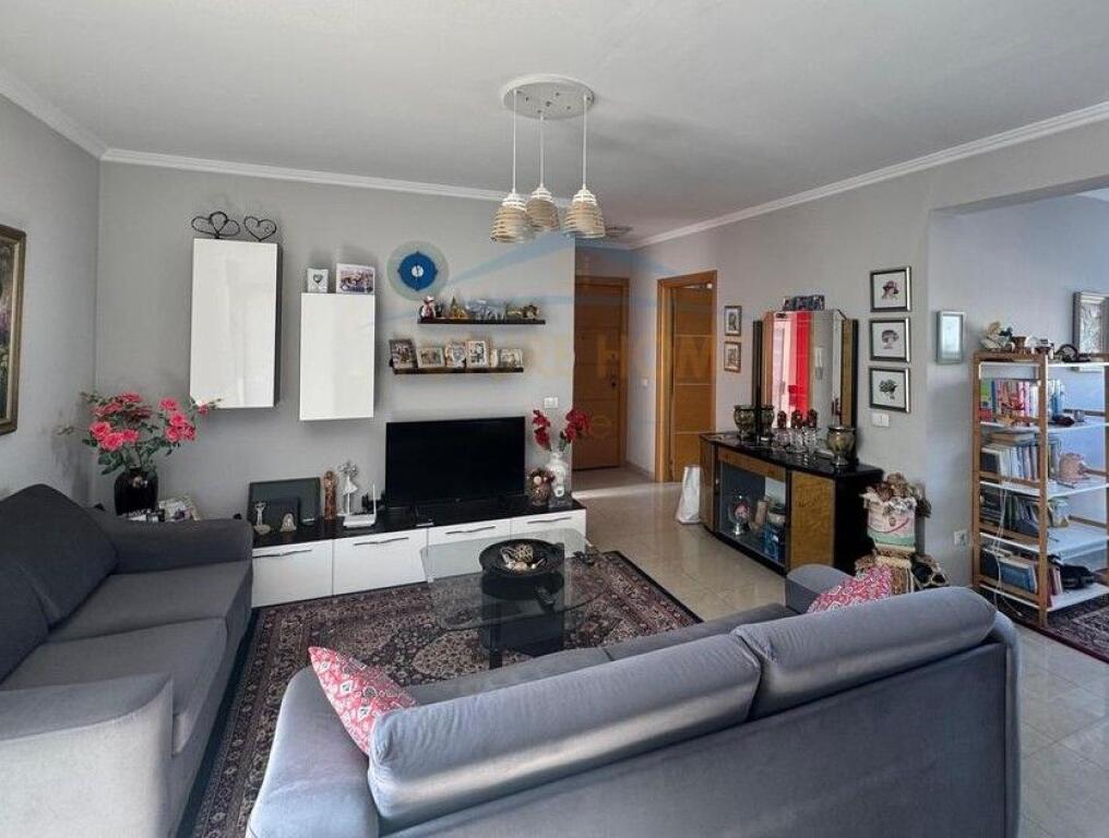 Shitet , Apartament 3+1+2 , Rruga e Kosovareve