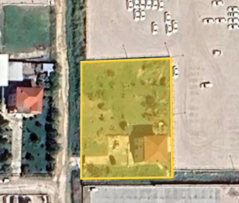 VENDESI FUNZIONALE E TERRENO IN VENDITA, RINAS.