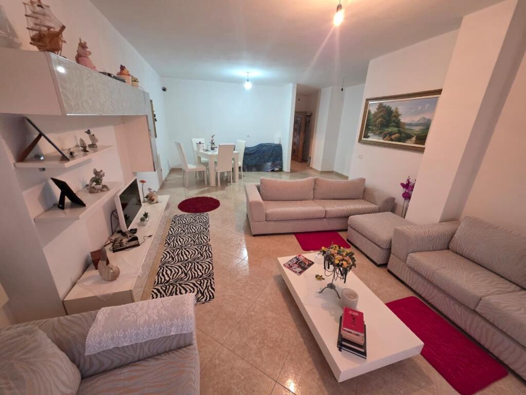 Shitet apartament 2+1 ne plazh