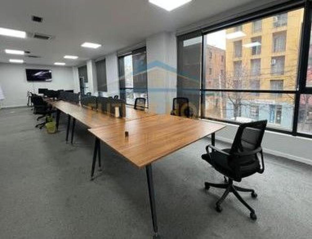 Qira, Ambient+2 Poste Parkimi, Rruga Hoxha Tahsim