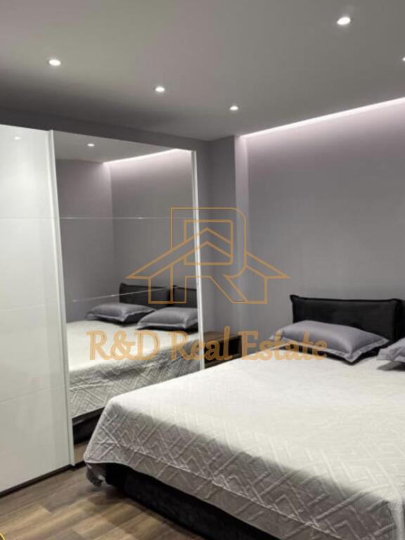 🏡 APARTAMENT ME QERA – Stacioni i Trenit