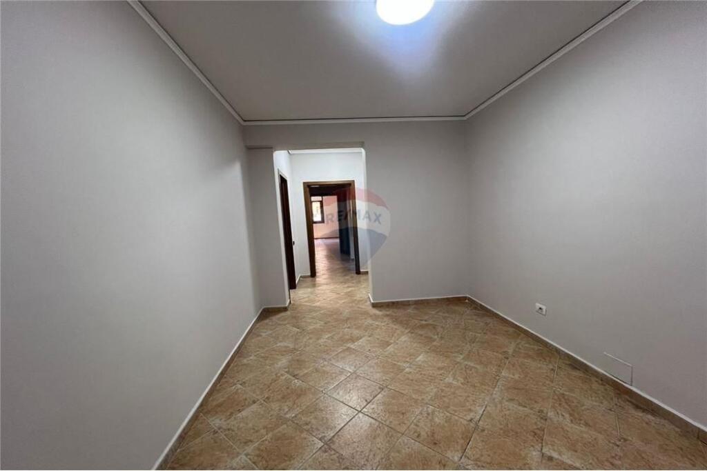 Apartament me qera te Lulishtja Komuna e Parisit