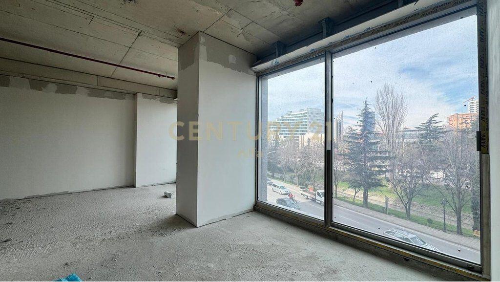 Jepet me qira ambient me fasade nga rruga tek Downtown one ,Rruga e Elbasanit !