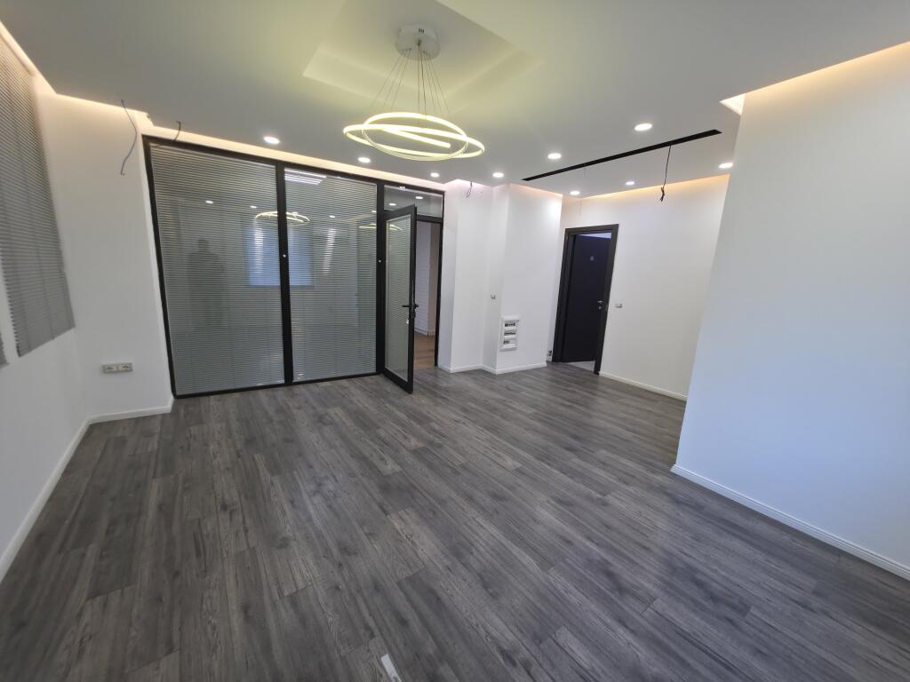 Zyrë me Qira – 370 m² te Usluga
