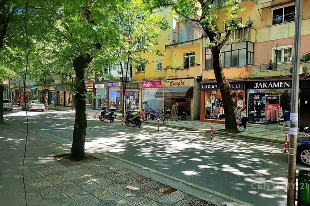 Dyqan per shitje ne Myslym Shyr, 65m2