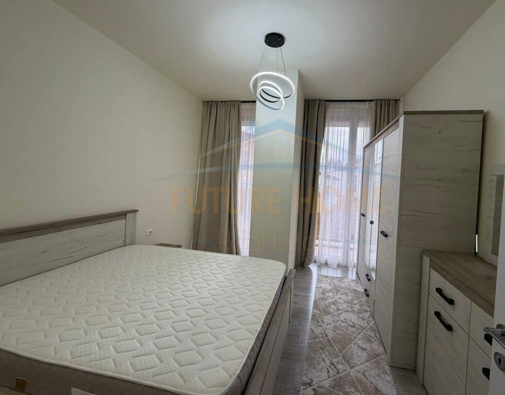SHITET APARTAMENT 1+1+POST PARKIMI, RIZA CEROVA, PAZARI I RI