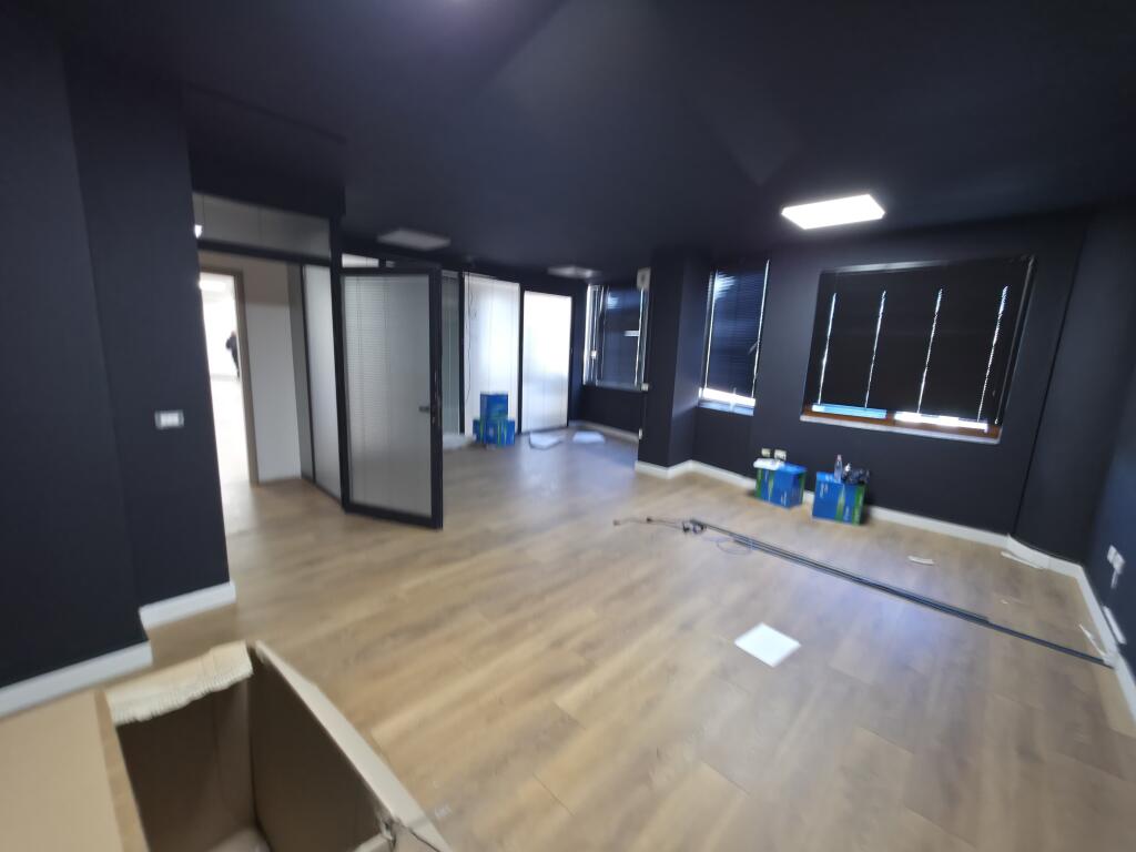 Zyrë me Qira – 370 m² te Usluga