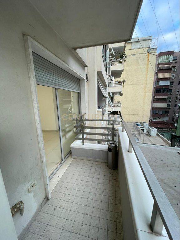 AMBIENT ZYRE ME QIRA, TEK LIBRI UNIVERSITAR, TIRANE!