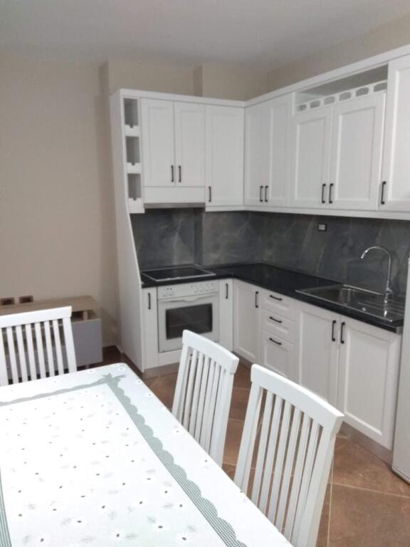 🏠 Apartament 1+1 me qira 📍 Durrës, Plazh — pranë Rrotës së Kuqe