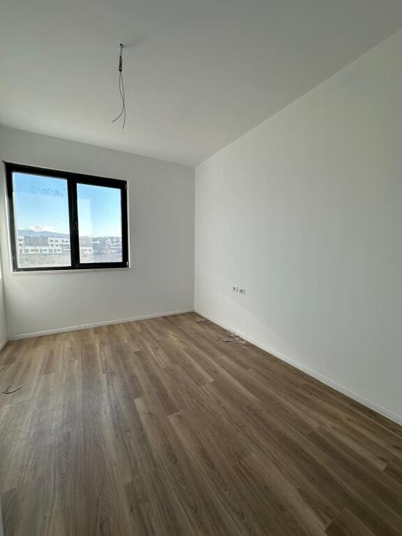 SHITET APARTAMENT 2+1 + LAVANDERI + 2 TUALETE LIQENI I THATE