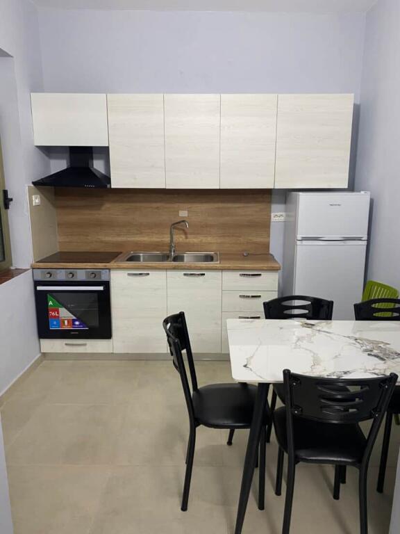 📣 QERA Apartament 1+1 me Parking (Pjese Vile) 📍Medreseja 🛣️ Rruga e "Dibres"💶 50.000 Leke/Muaj ✨