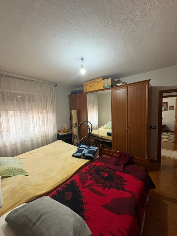 Shitet apartament 2+1 me kuzhinë më vete dhe depo