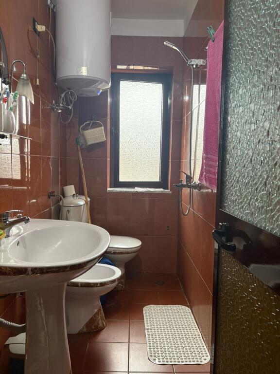 Shitet apartament 2+1 me kuzhinë më vete dhe depo