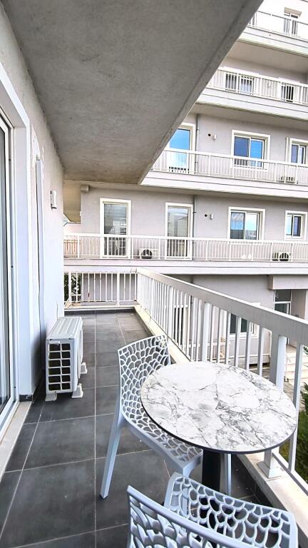 Apartament modern buzë detit pranë Vlorës