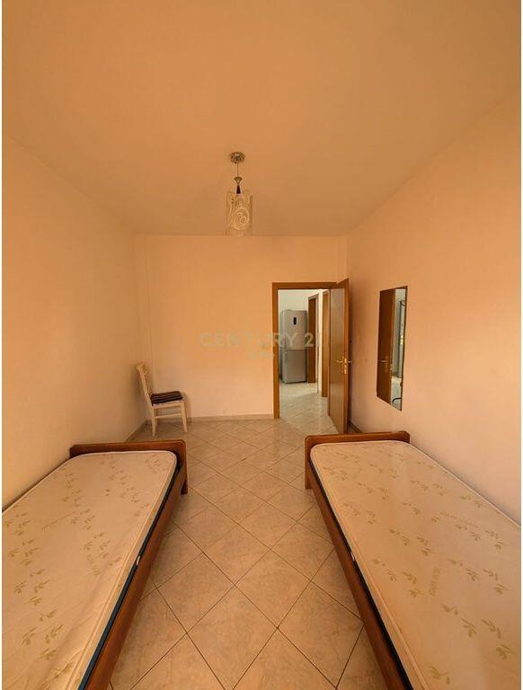 APARTAMENT 2+1 ME QIRA NE KRYQEZIMIN E ALI DEMIT! 700 € /Muaj