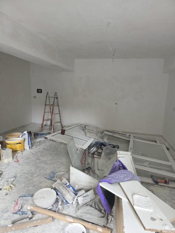 Dyqan me Qera Buze Rruge prane Policise Durres