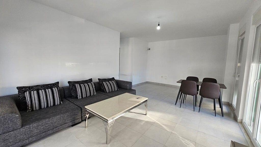 Jepet Me Qera Apartament 2+1+2 tek 5 Maji 500 € /Muaj